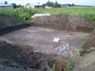 Волинські археологи знайшли поховання і мідні монети